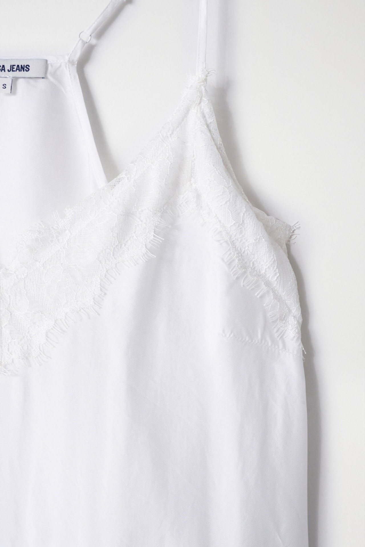 TOP DE SAT�N CON DETALLE DE ENCAJE