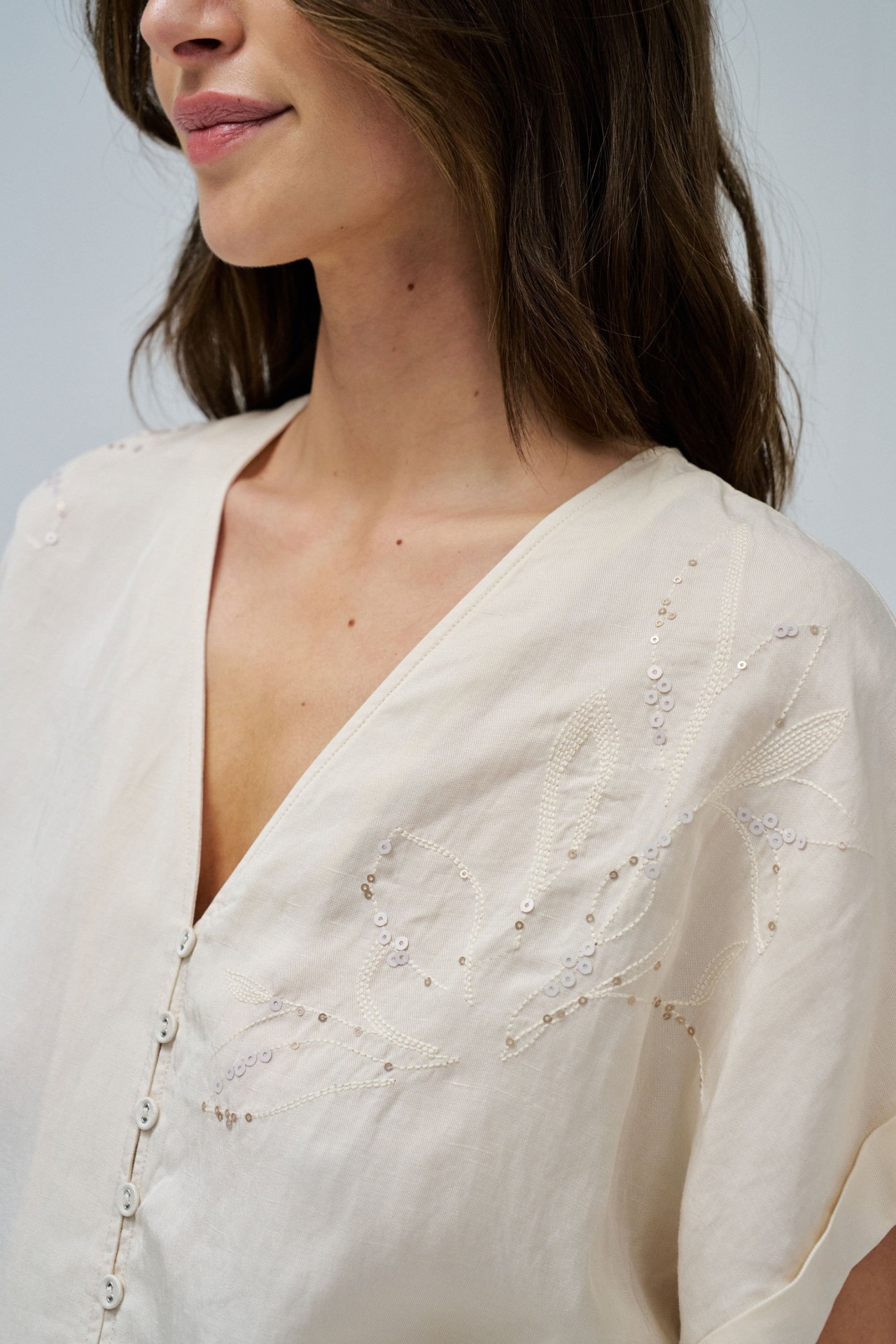 BLUSA EM LIGHTDENIM COM LA�O NA BAINHA