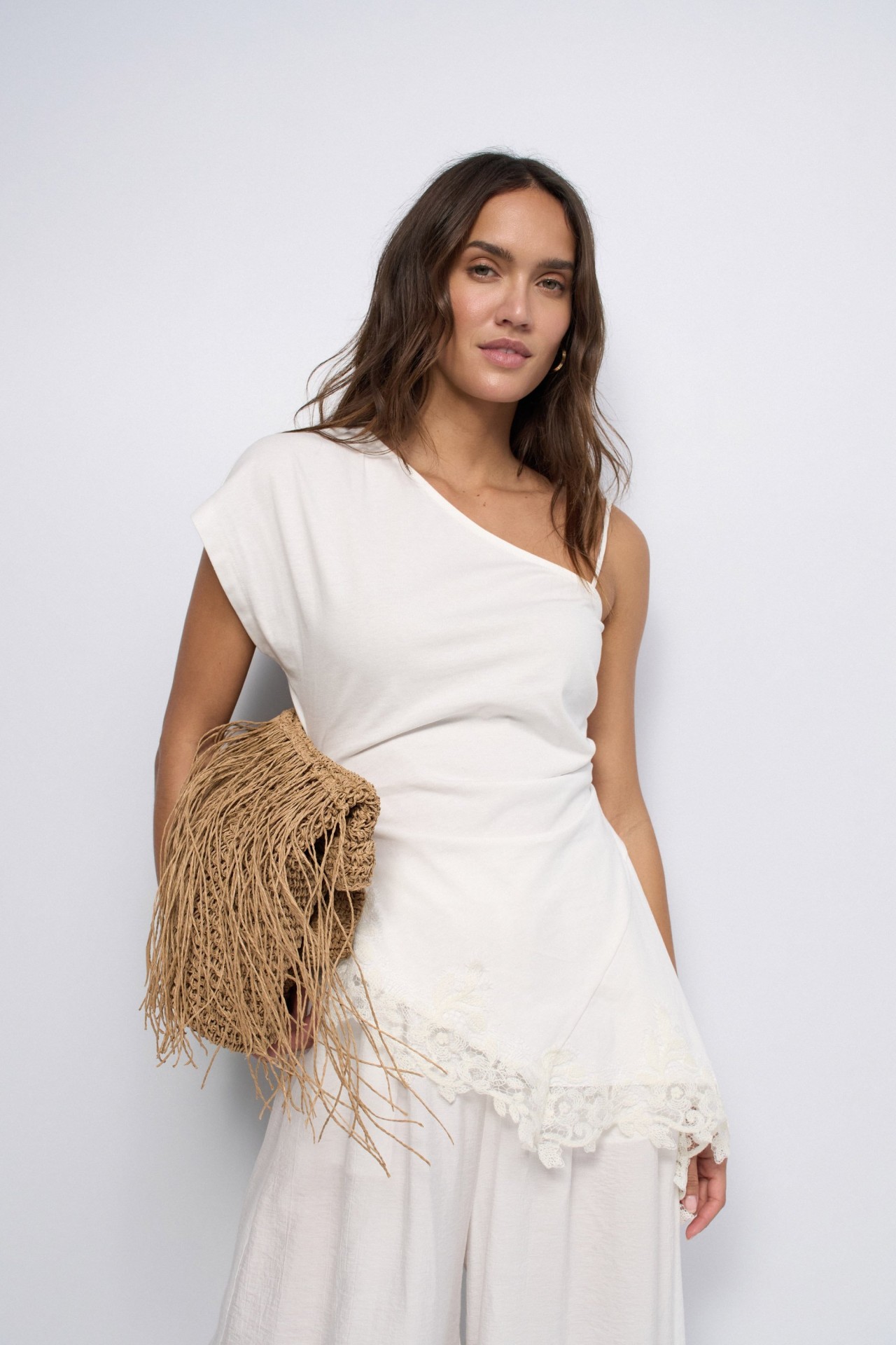 T-SHIRT ASSIM�TRICA COM RENDA