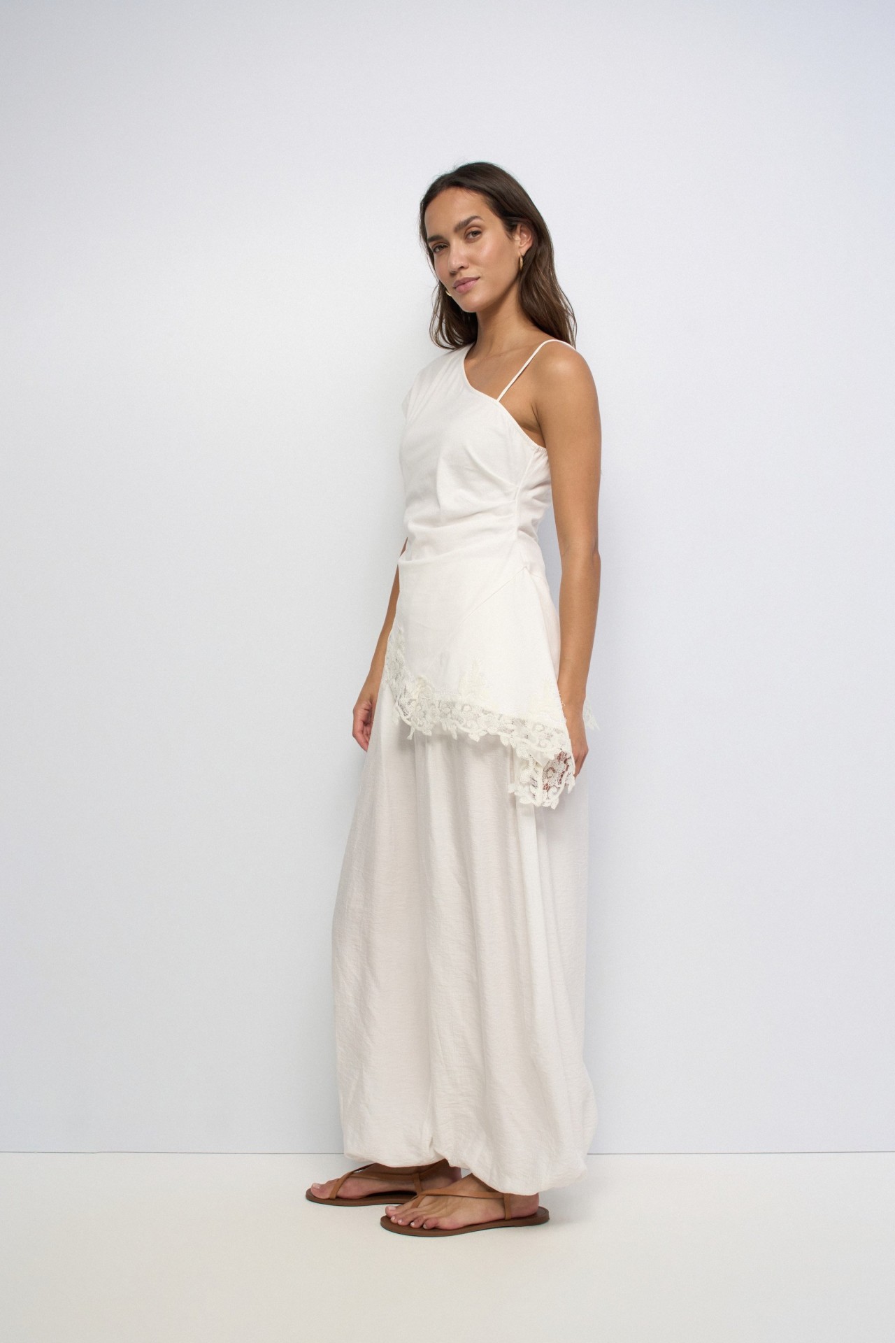 T-SHIRT ASSIM�TRICA COM RENDA