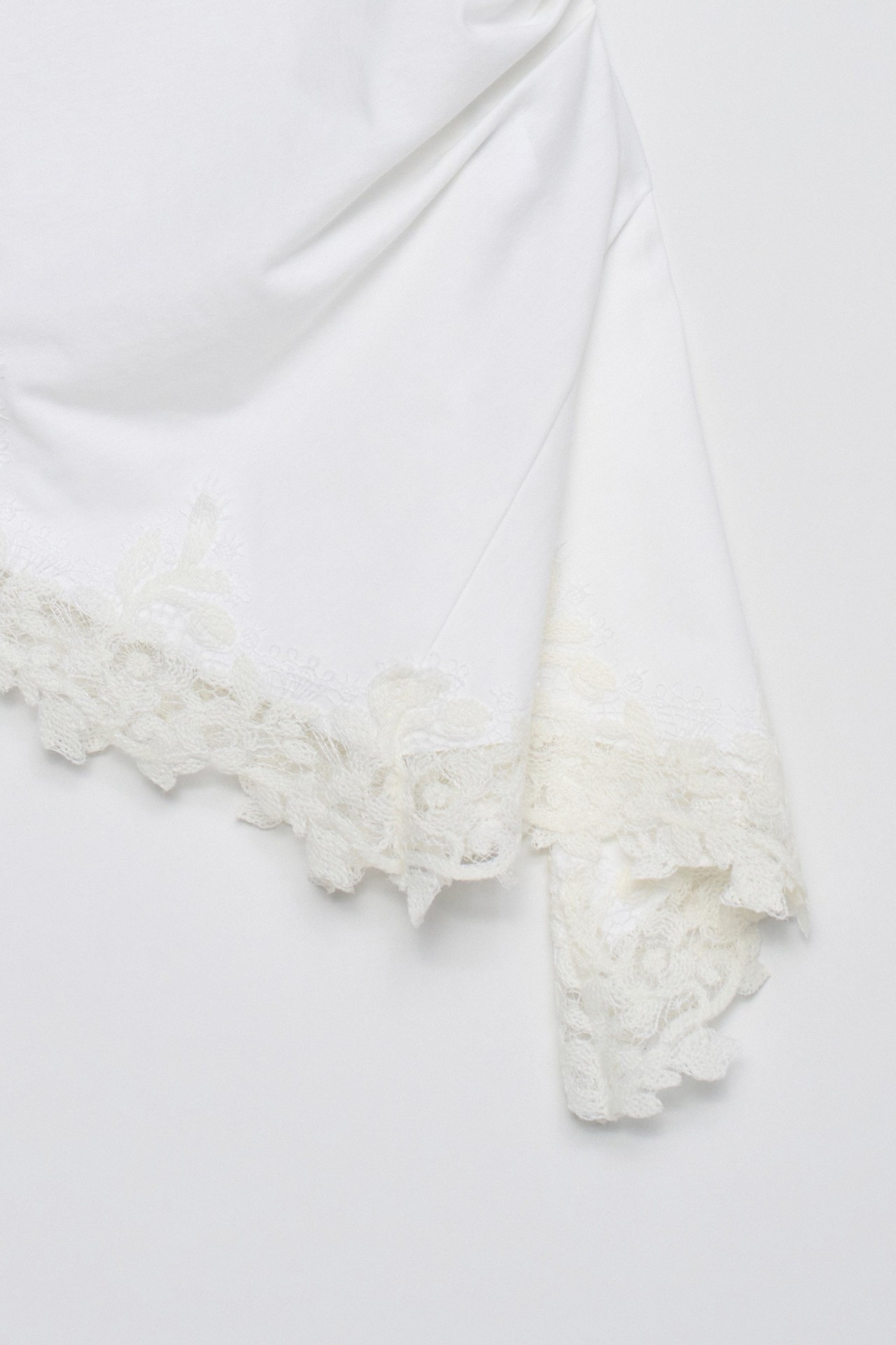 T-SHIRT ASSIM�TRICA COM RENDA