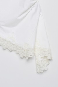 T-SHIRT ASSIM�TRICA COM RENDA