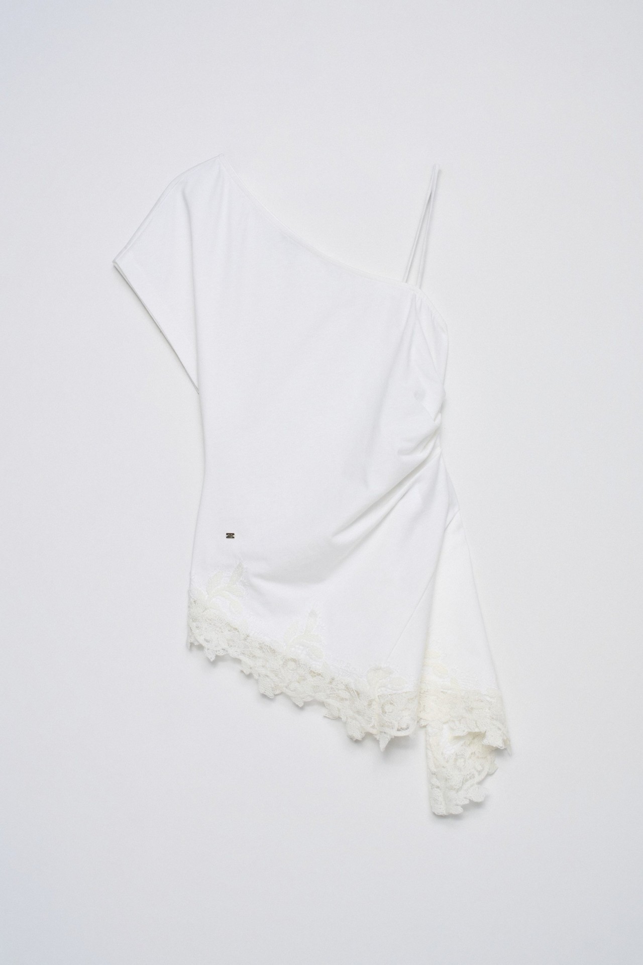 T-SHIRT ASSIM�TRICA COM RENDA
