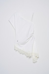 T-SHIRT ASSIM�TRICA COM RENDA