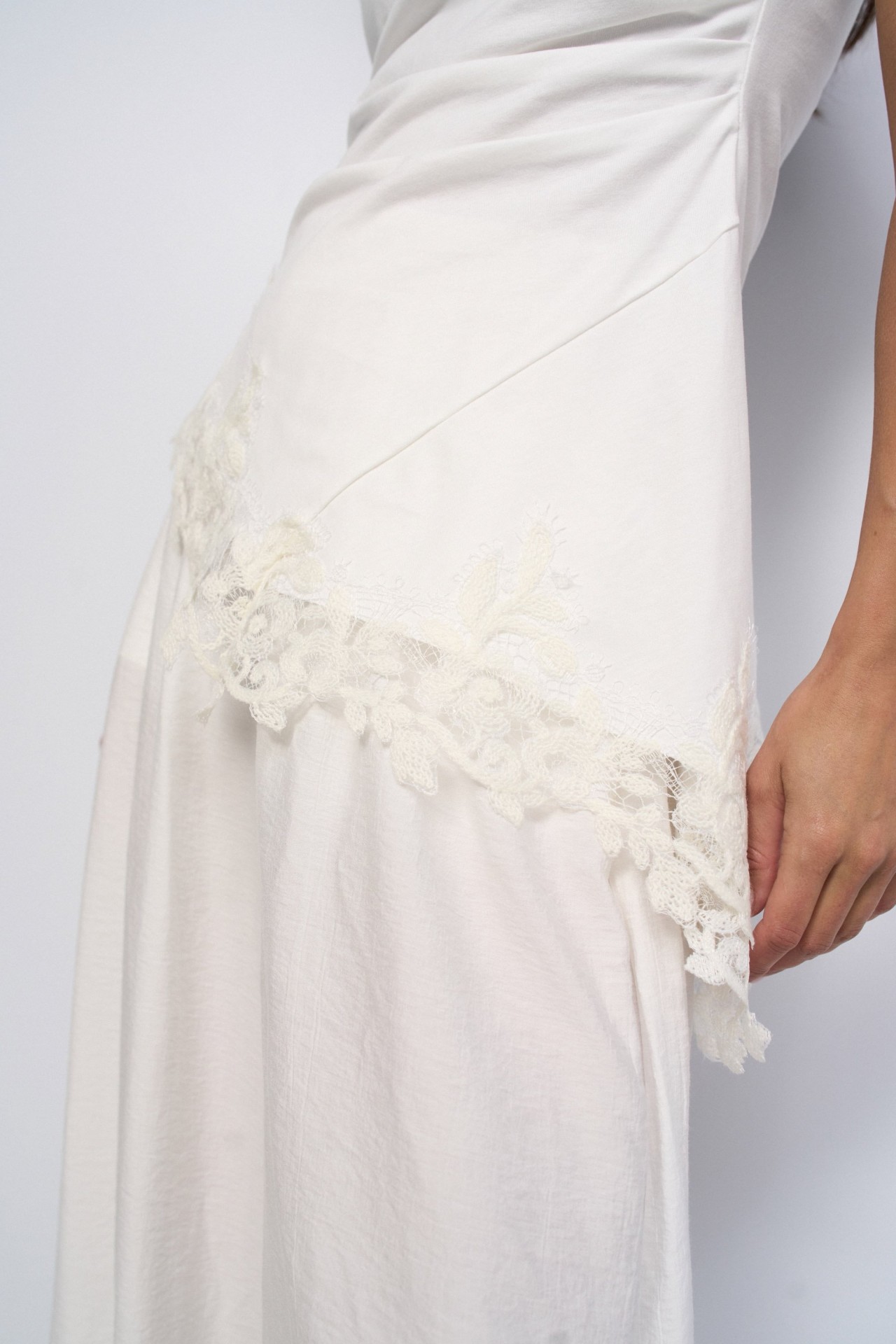 T-SHIRT ASSIM�TRICA COM RENDA