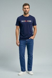 T-SHIRT MET MERKOPDRUK