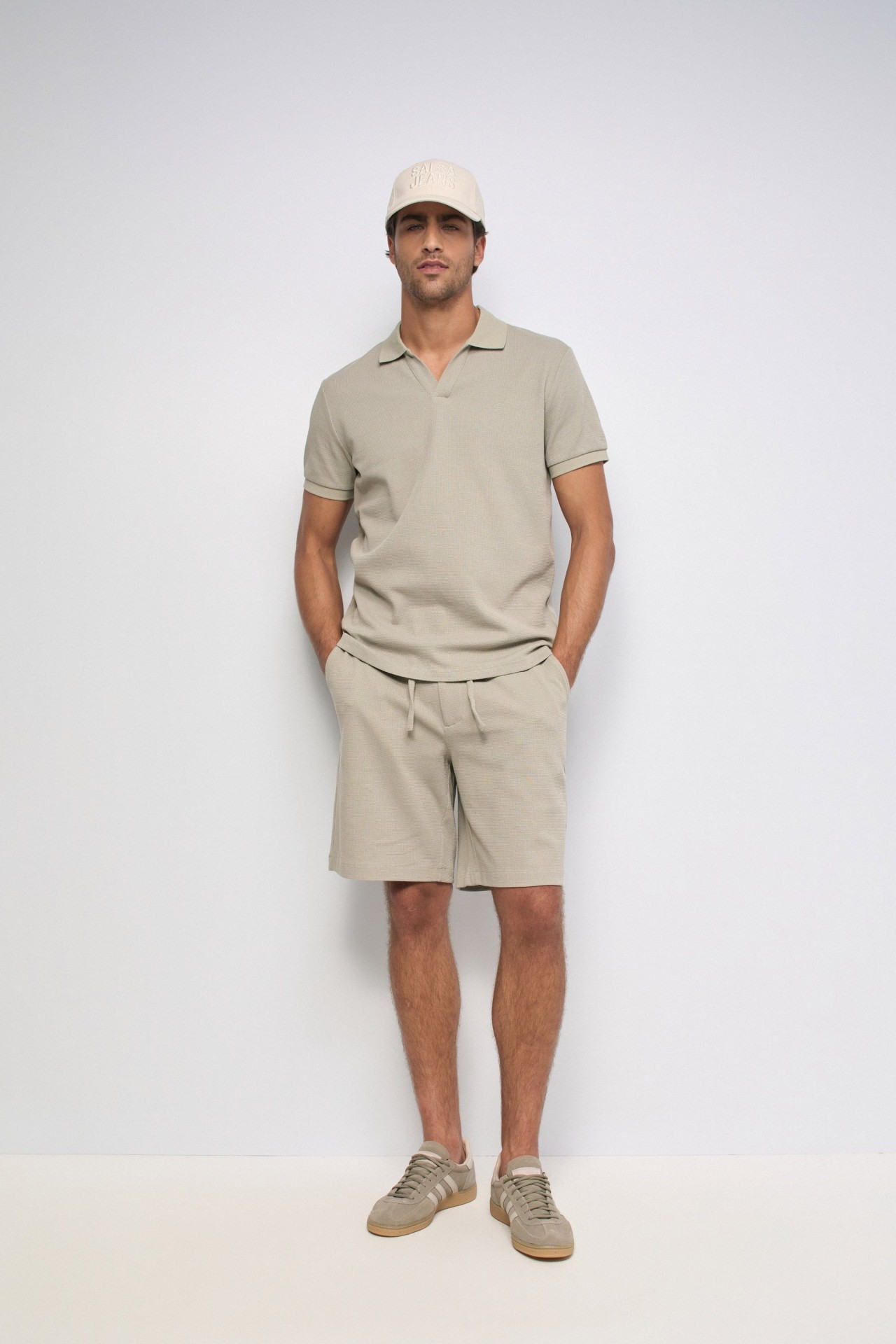 TEXTURED JOGGER SHORTS