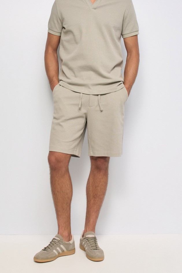 TEXTURED JOGGER SHORTS