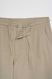 TEXTURED JOGGER SHORTS