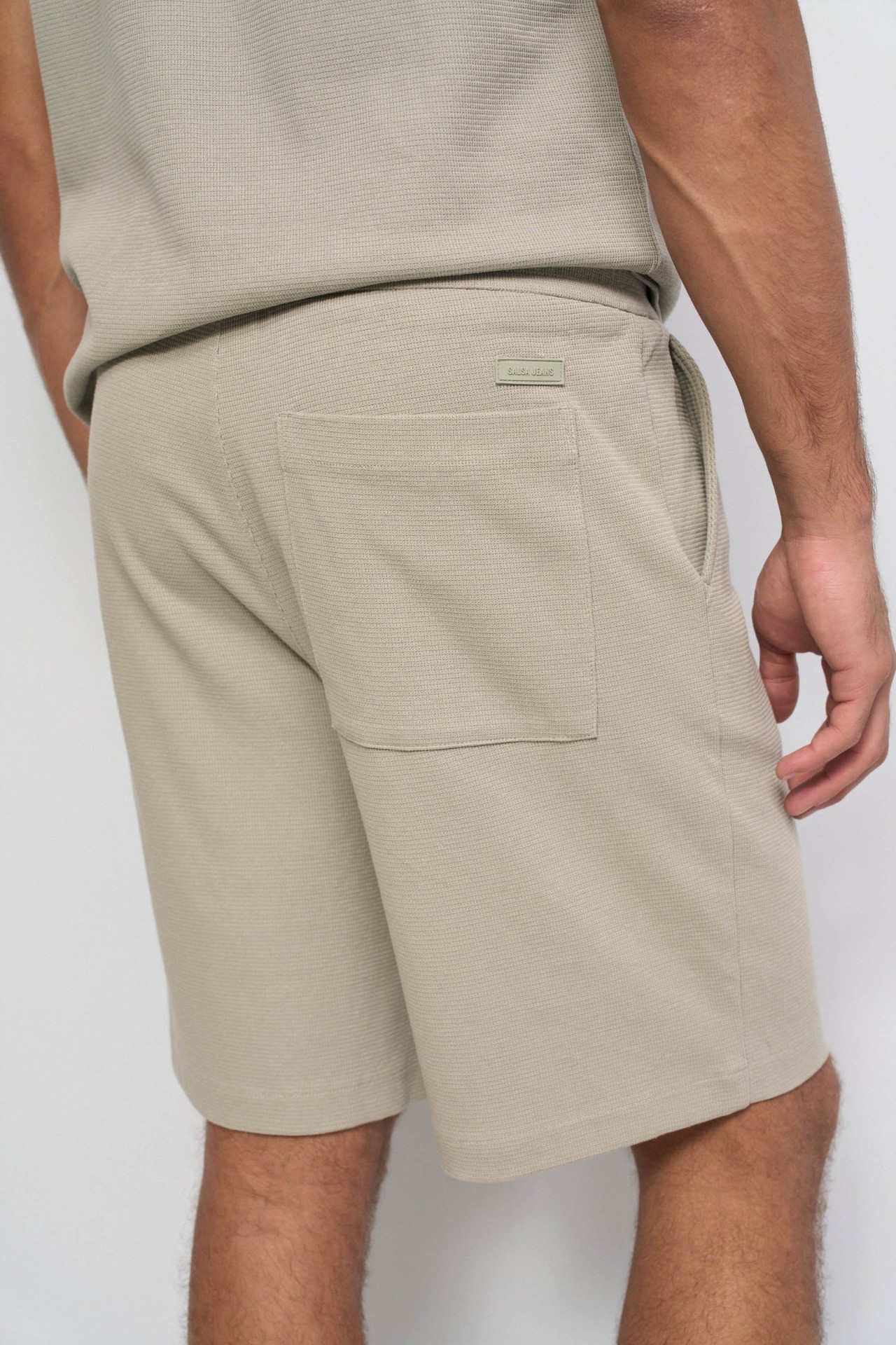 TEXTURED JOGGER SHORTS