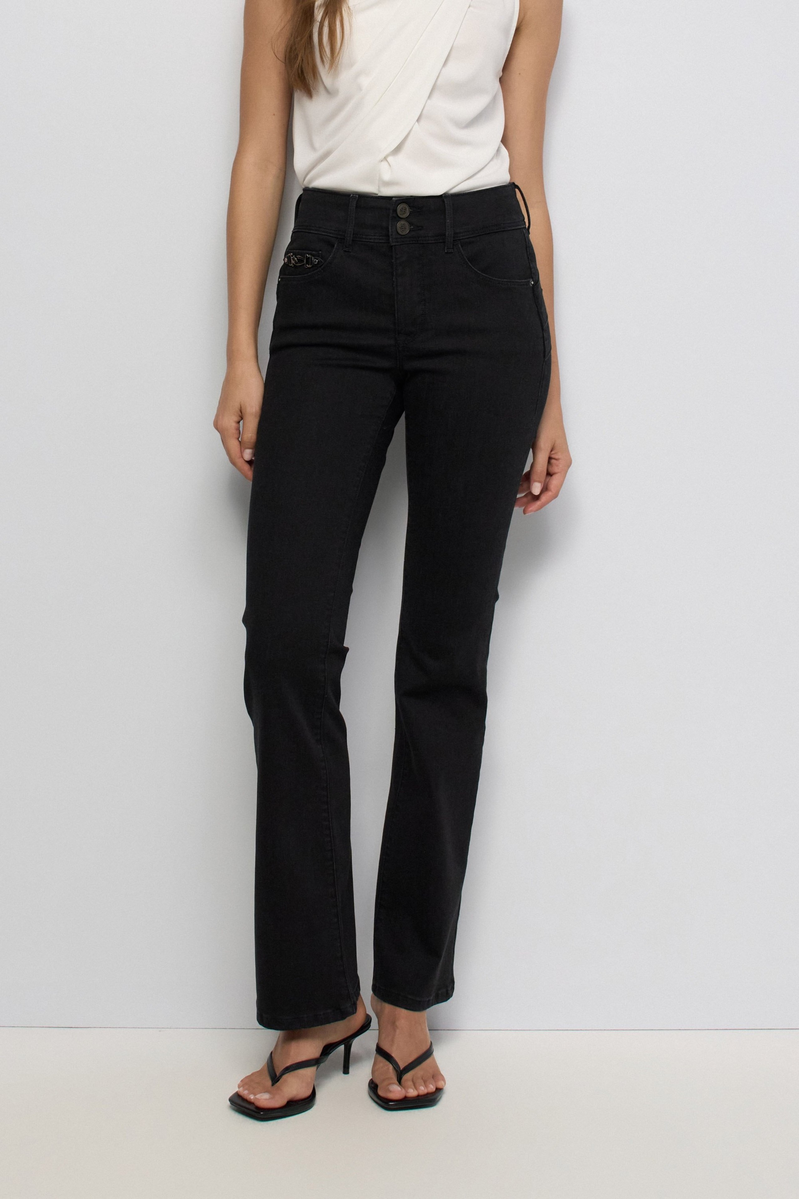 SECRET PUSH IN BOOTCUT JEANS