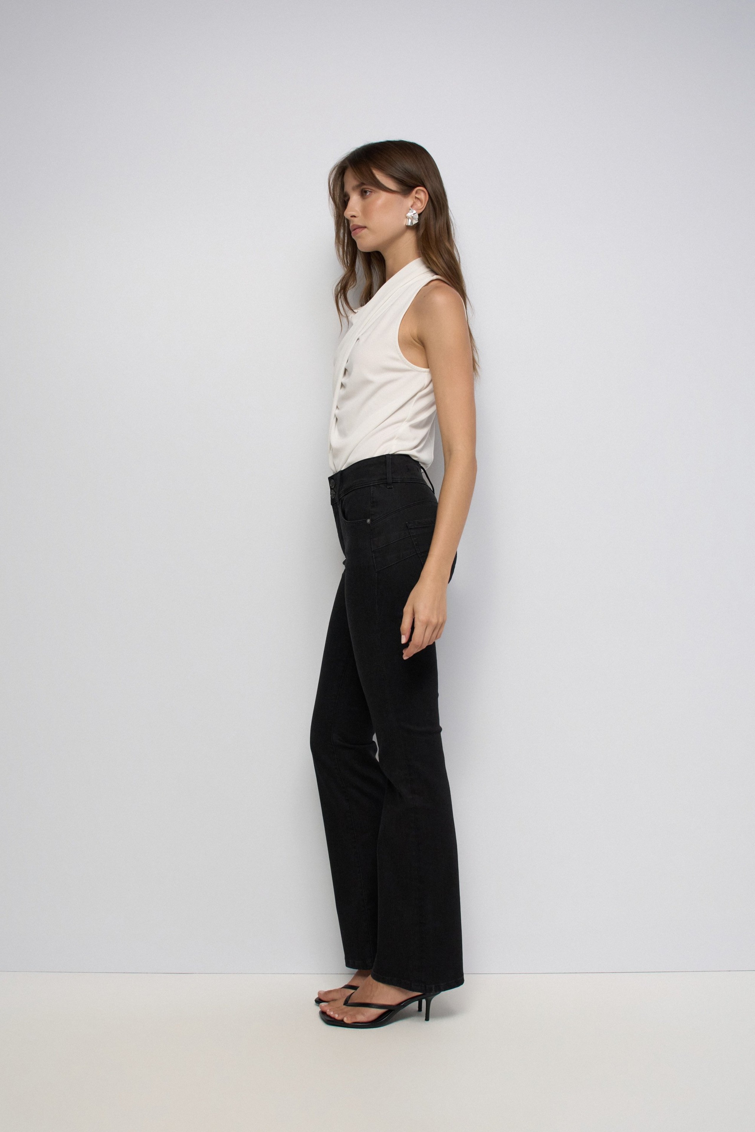 SECRET PUSH IN BOOTCUT JEANS