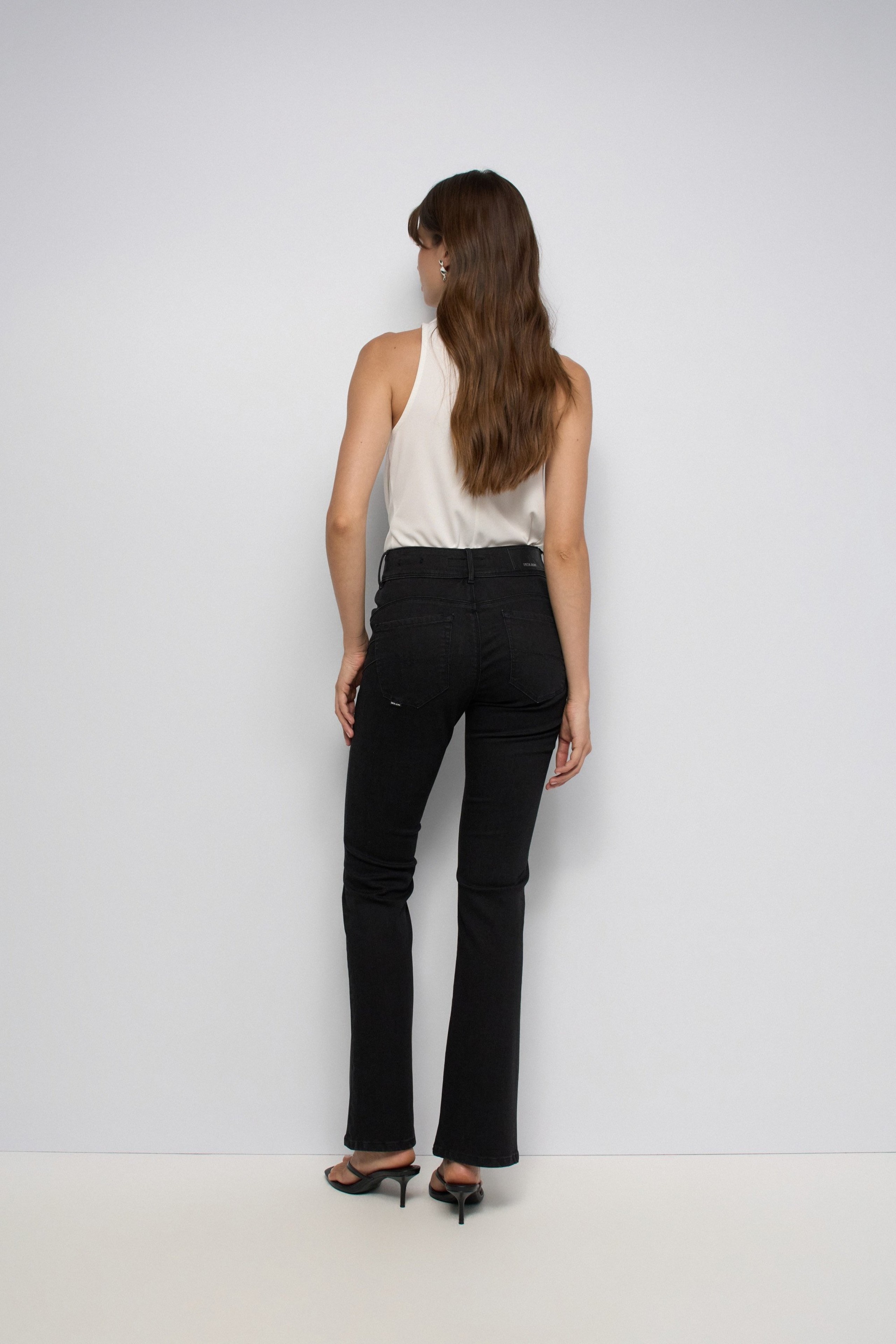 SECRET PUSH IN BOOTCUT JEANS