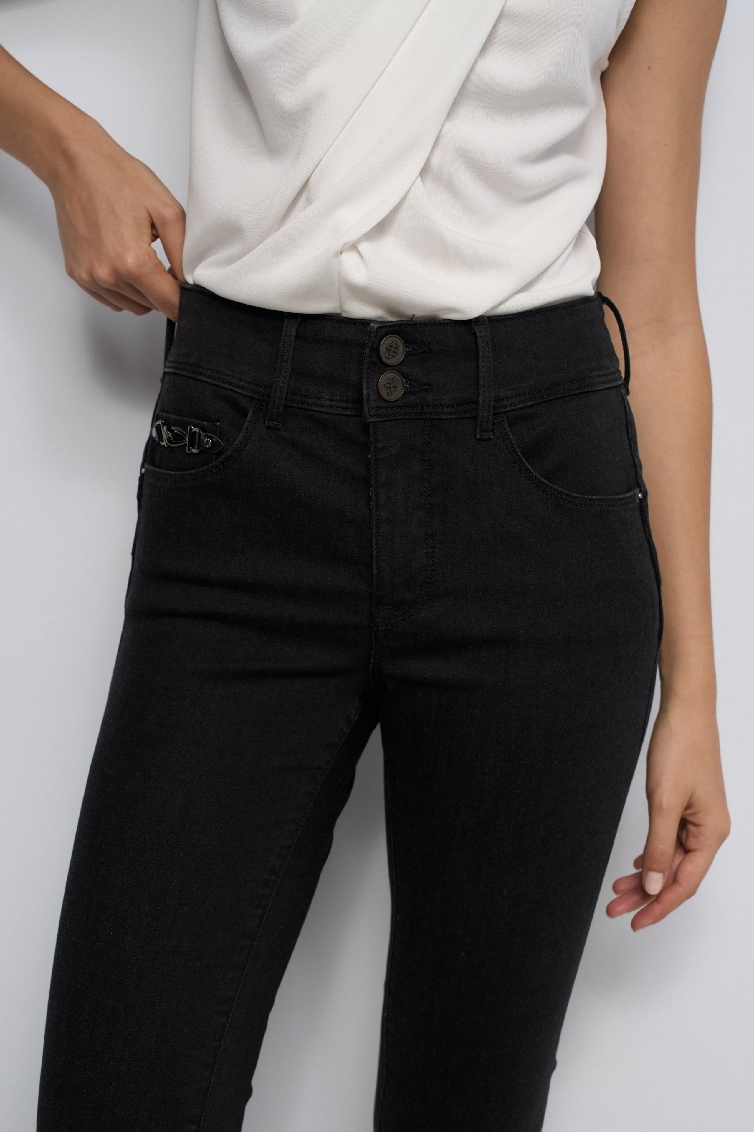 SECRET PUSH IN BOOTCUT JEANS