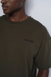 CAMISETA CON BRANDING