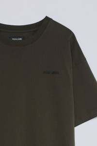 CAMISETA CON BRANDING