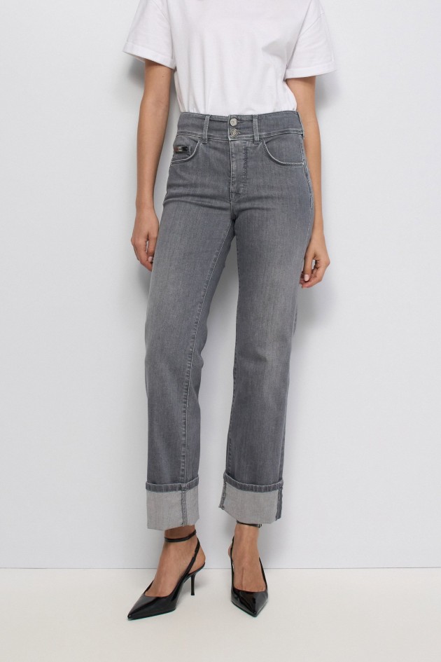 SECRET PUSH IN STRAIGHT JEANS