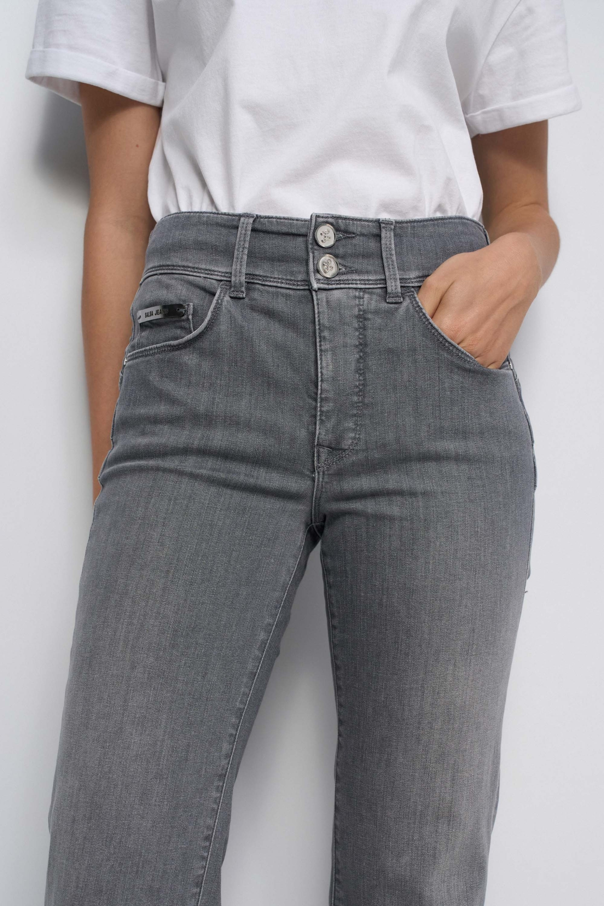 SECRET PUSH IN STRAIGHT JEANS