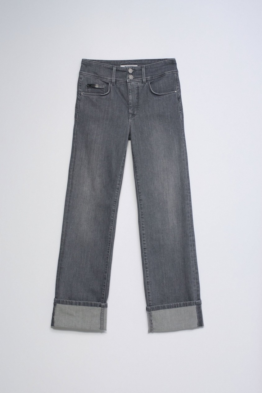 SECRET PUSH IN STRAIGHT JEANS