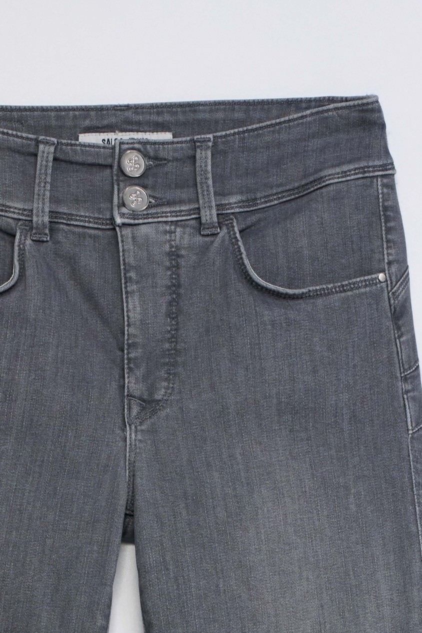 SECRET PUSH IN STRAIGHT JEANS