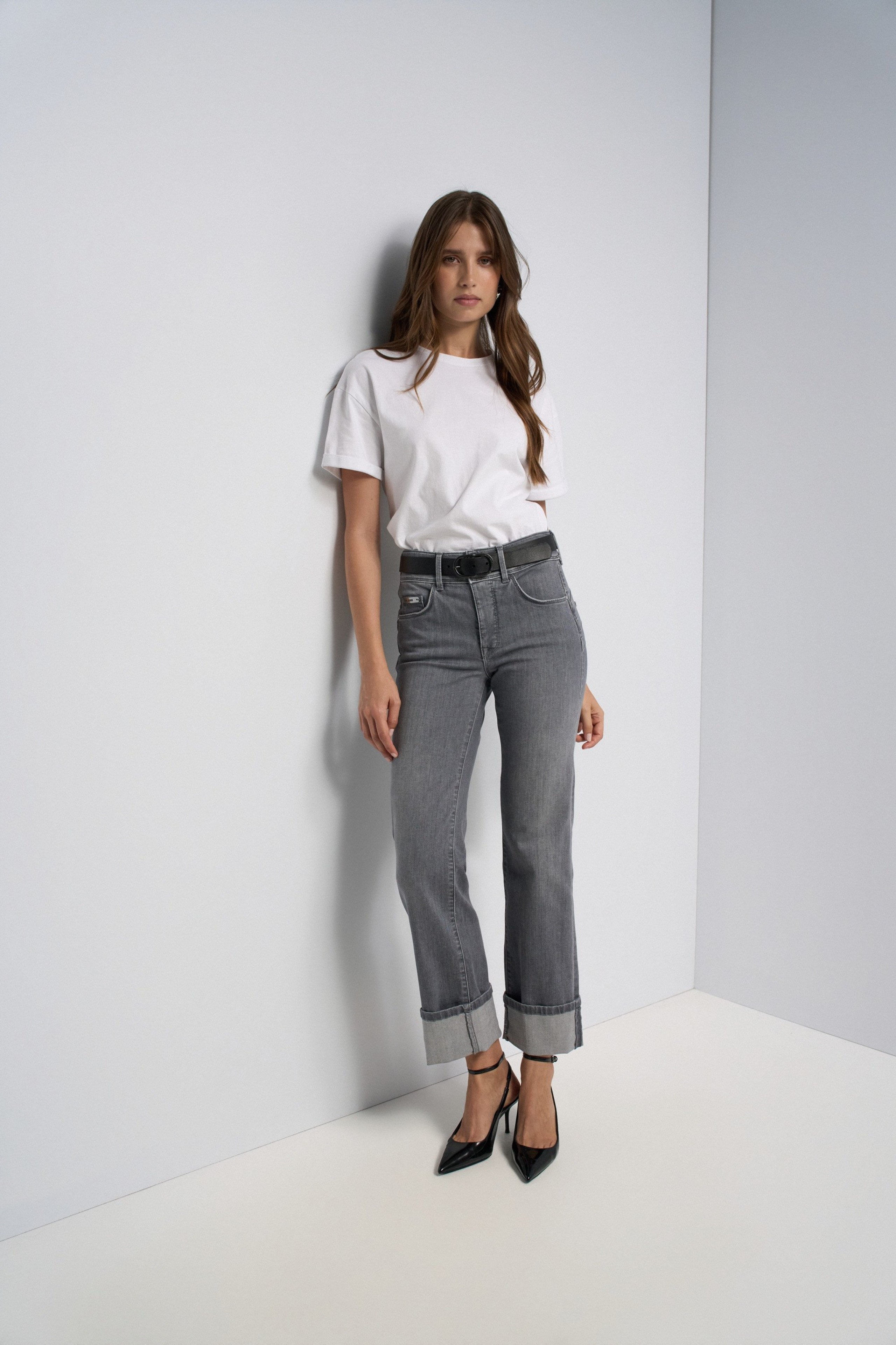 SECRET PUSH IN STRAIGHT JEANS