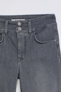 SECRET PUSH IN STRAIGHT JEANS SECRET PUSH IN STRAIGHT JEANS