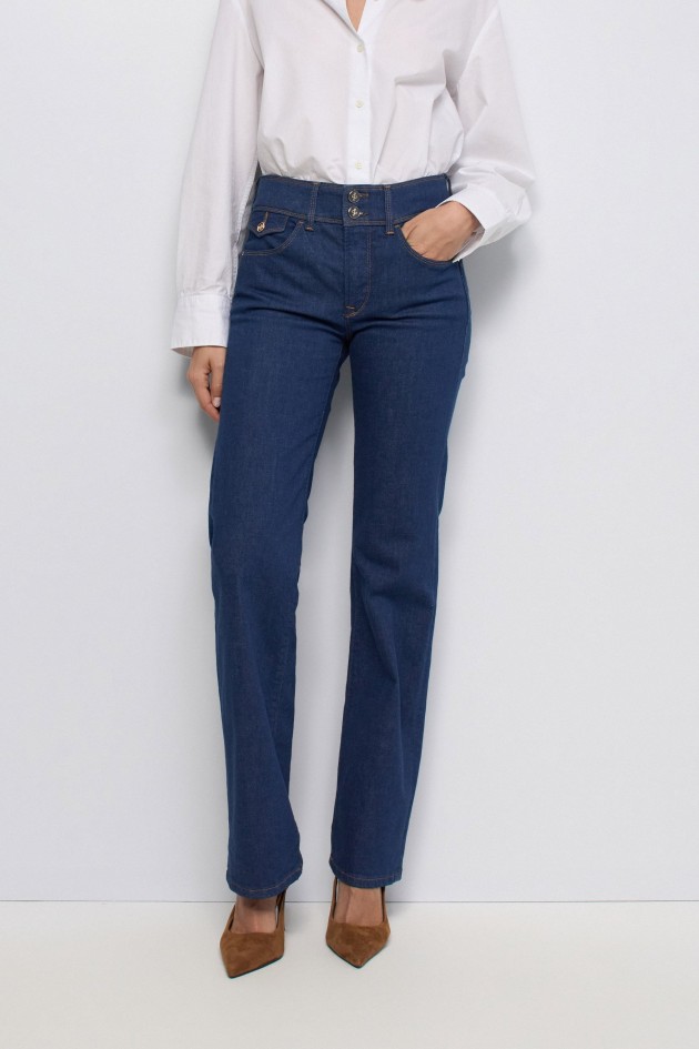 SECRET PUSH IN STRAIGHT JEANS