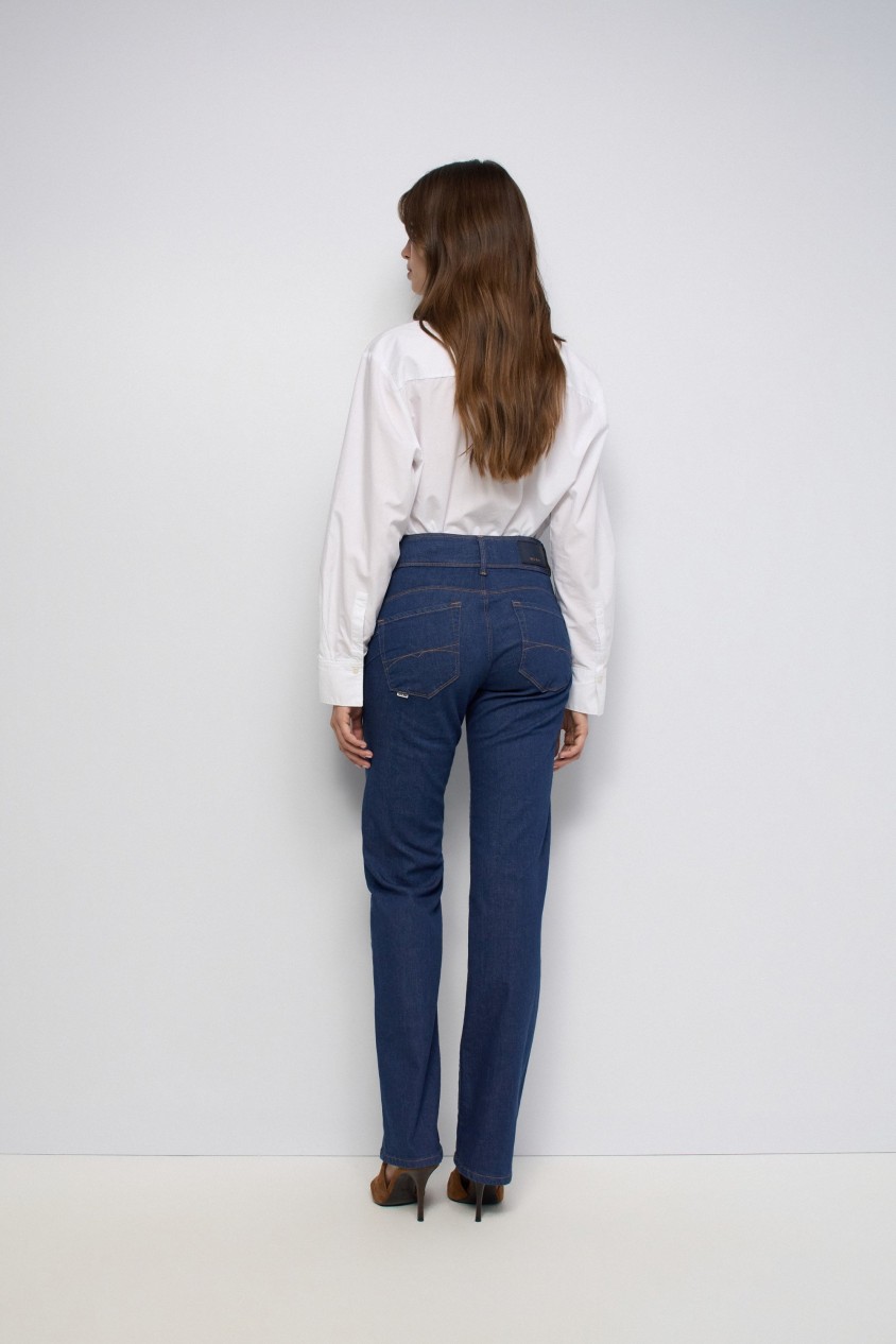 SECRET PUSH IN STRAIGHT JEANS