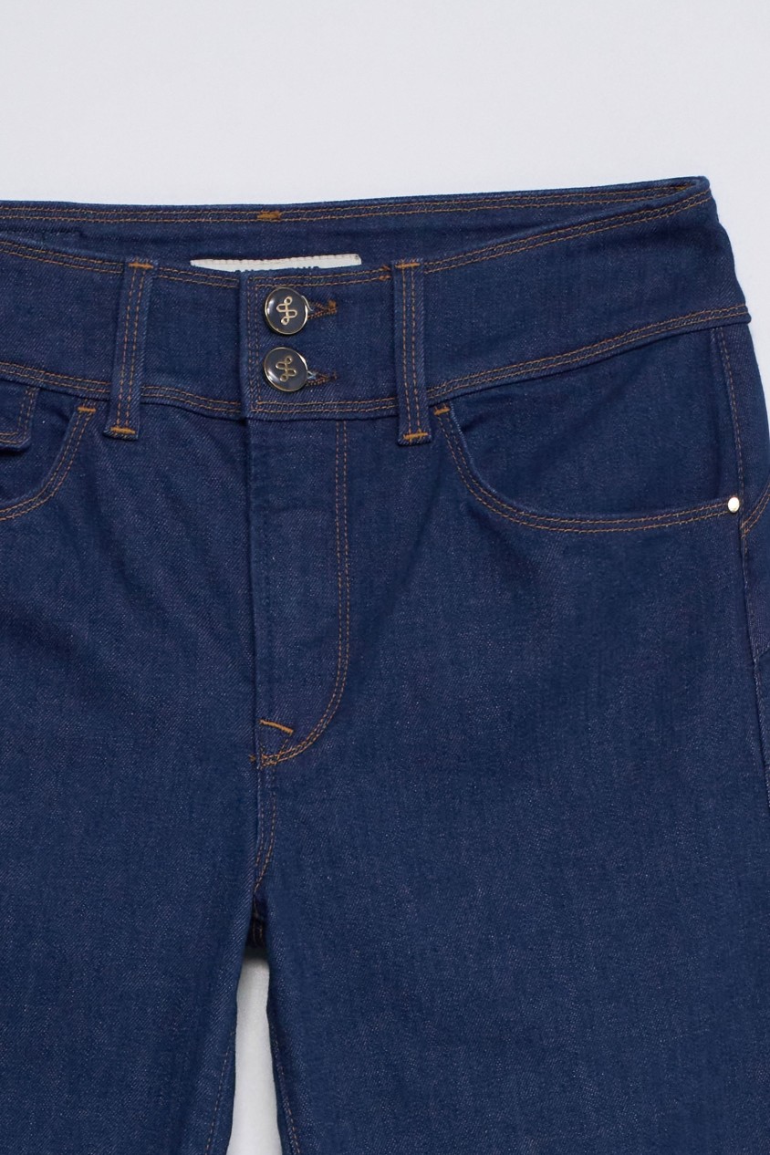SECRET PUSH IN STRAIGHT JEANS