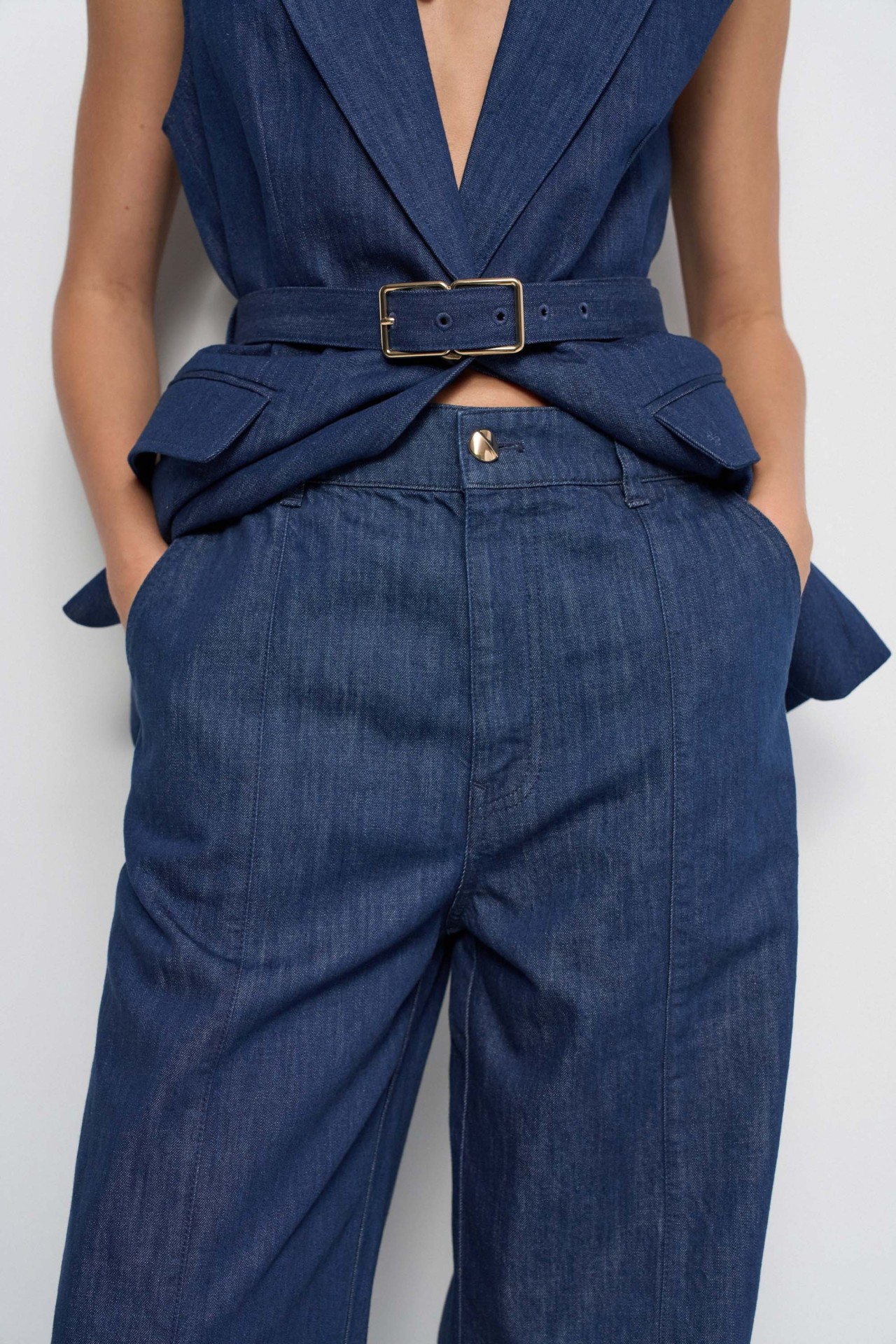 CAL�AS CHINO COM PERNA WIDE EM LIGHTDENIM