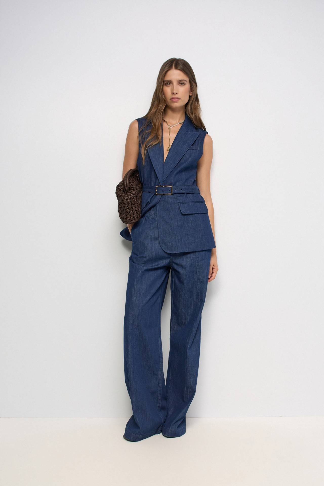CAL�AS CHINO COM PERNA WIDE EM LIGHTDENIM