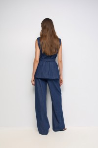 CAL�AS CHINO COM PERNA WIDE EM LIGHTDENIM