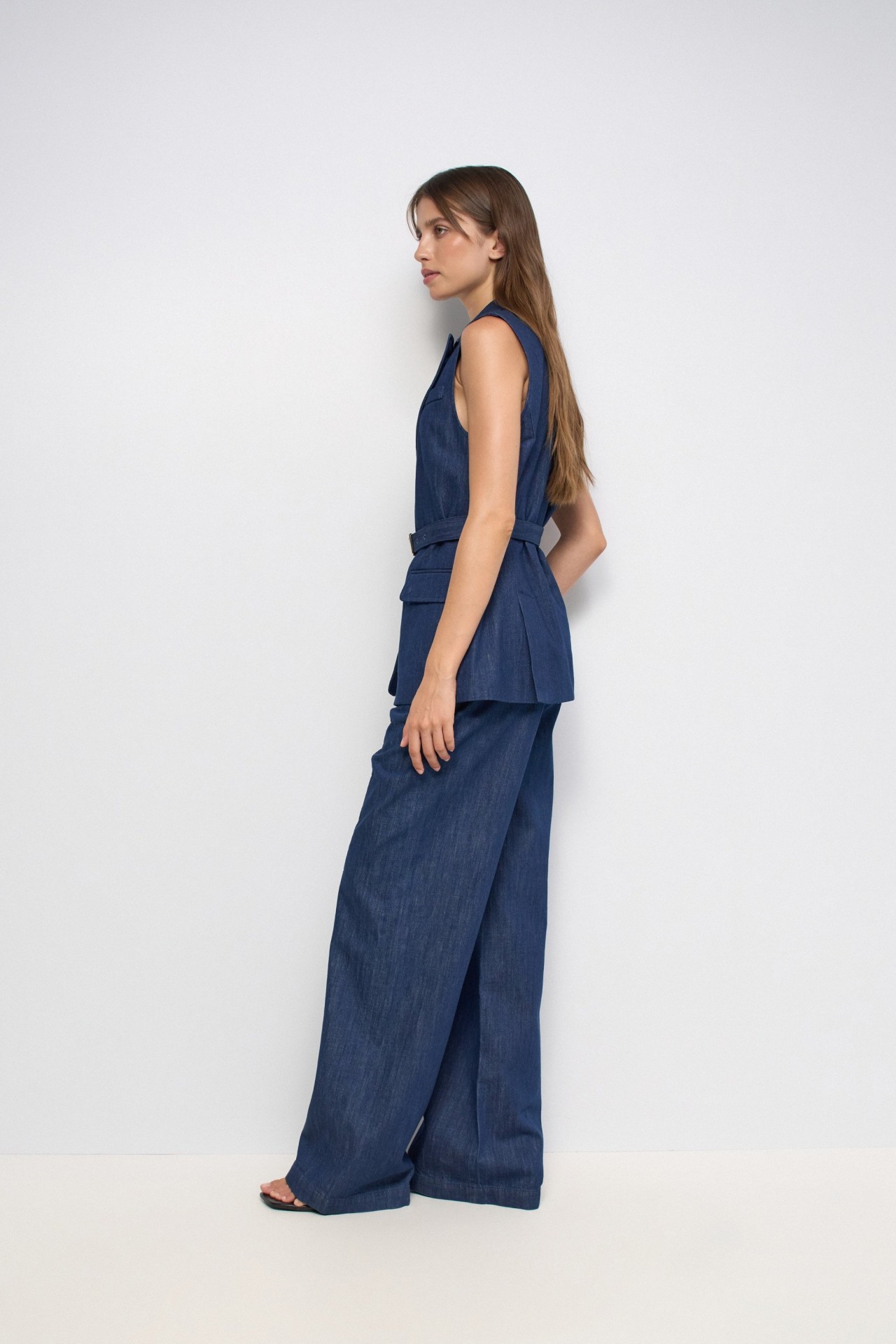 CAL�AS CHINO COM PERNA WIDE EM LIGHTDENIM