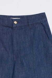 CAL�AS CHINO COM PERNA WIDE EM LIGHTDENIM