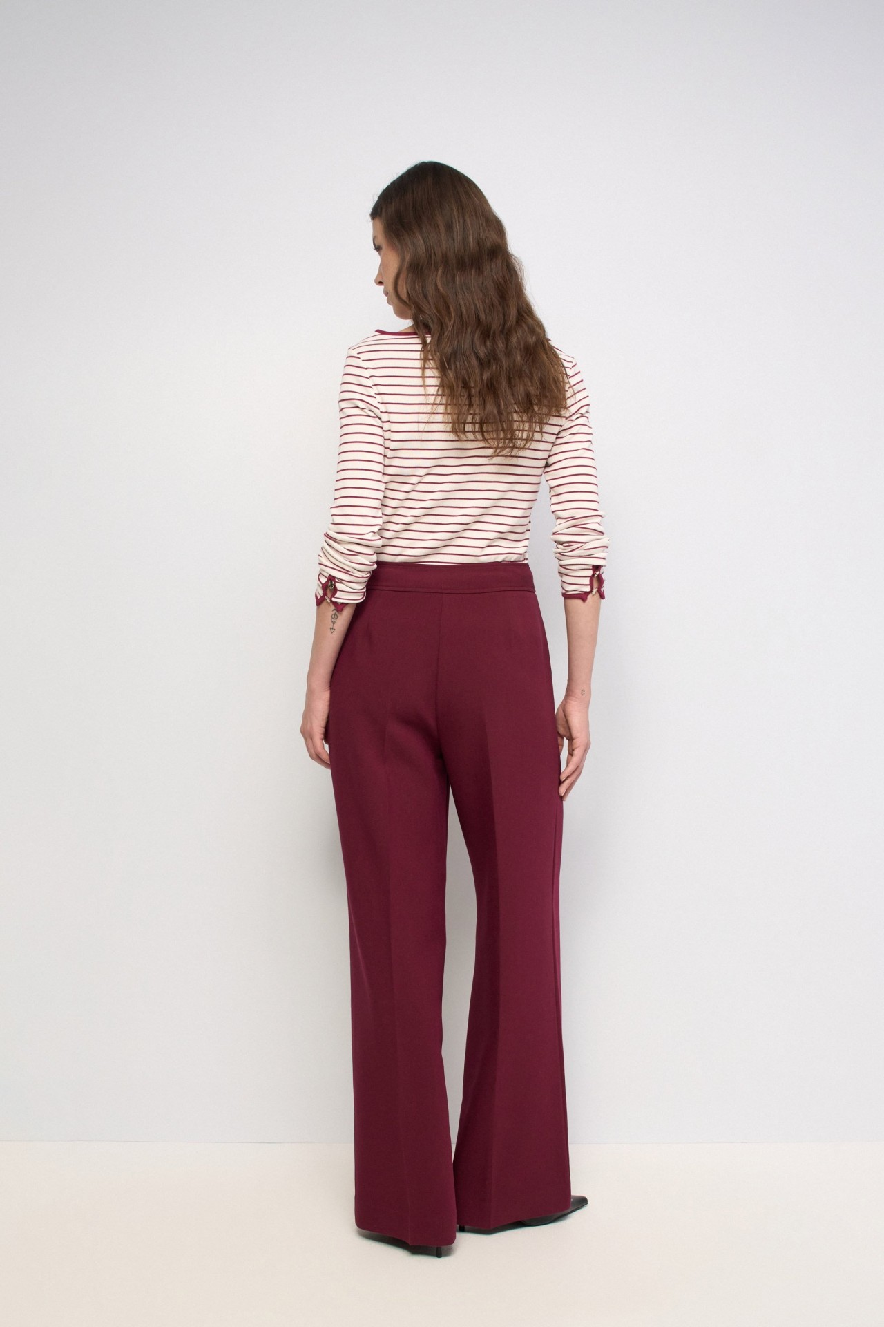 HOSE AUS STOFF MIT WEITEM BEIN