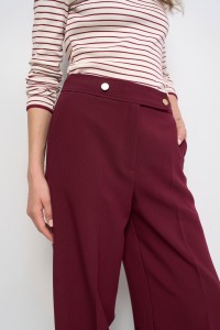 HOSE AUS STOFF MIT WEITEM BEIN