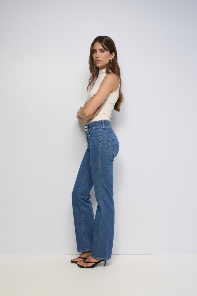 SECRET PUSH IN STRAIGHT JEANS