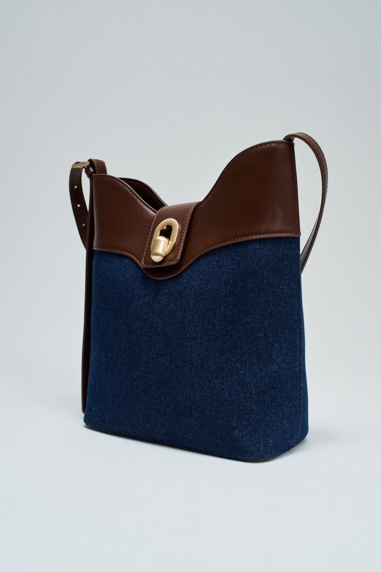 SHOPPER AUS DENIM UND KUNSTLEDER