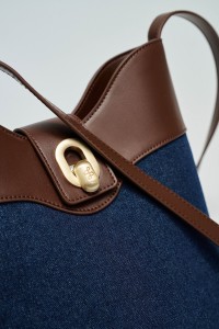 SHOPPER AUS DENIM UND KUNSTLEDER