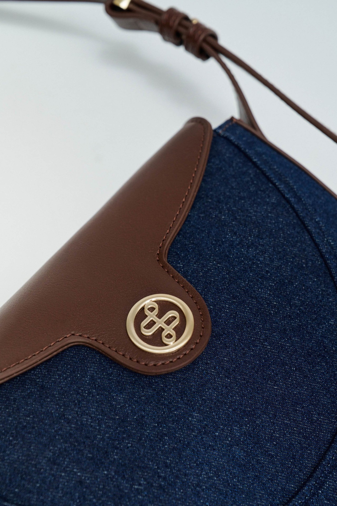 BOLSO DE HOMBRO DE DENIM E POLIPELE
