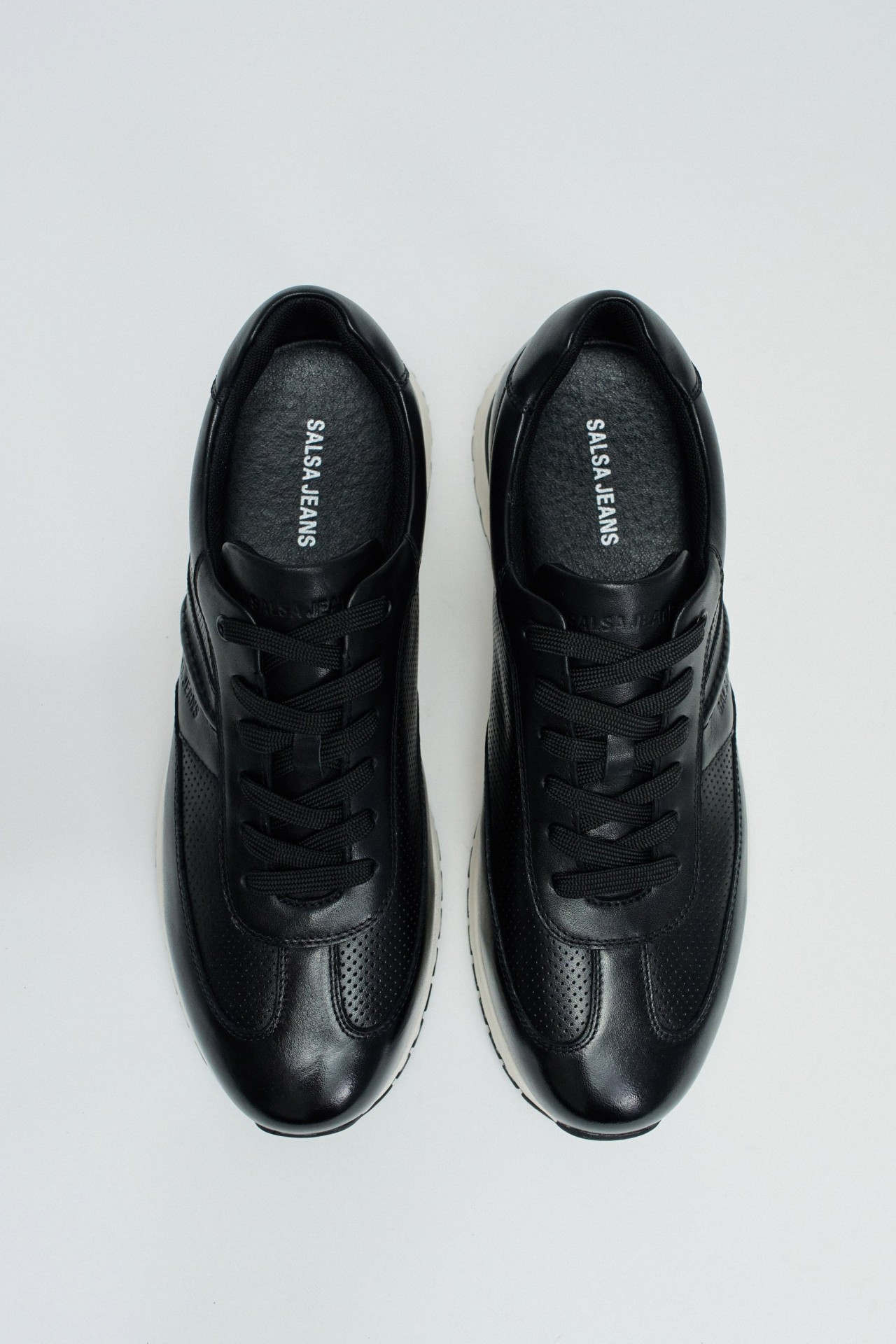 BASKETS EN CUIR