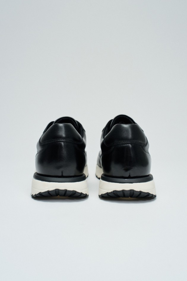 SNEAKER AUS LEDER