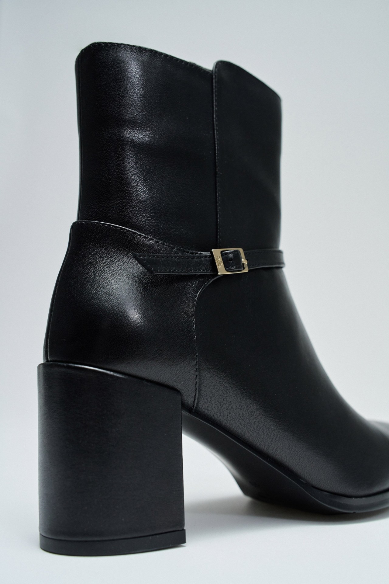 BOOTS IN LEATHER