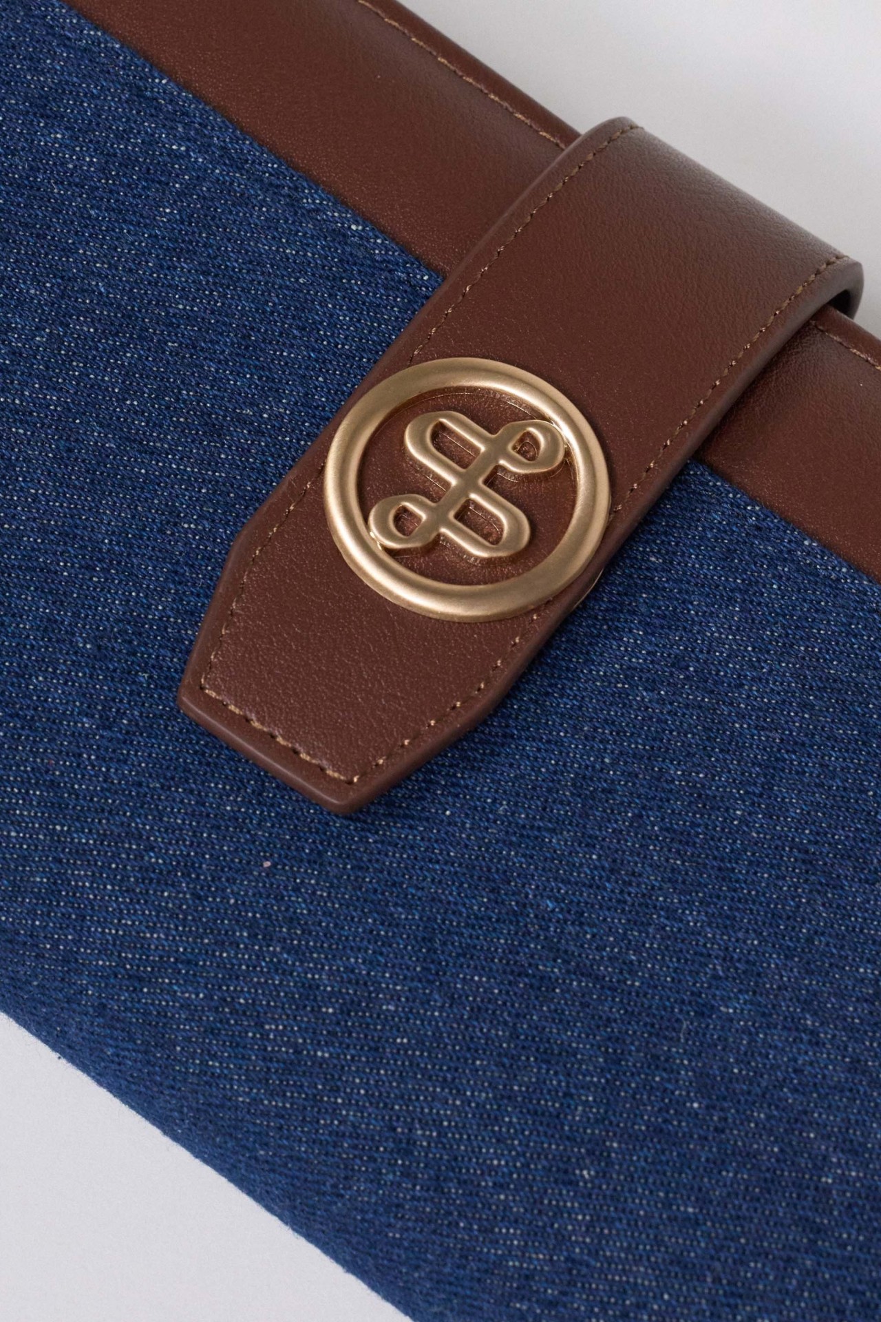 PORTEMONNAIE AUS DENIM UND KUNSTLEDER