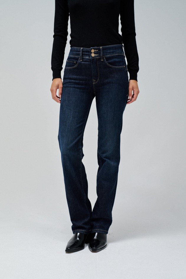 SECRET PUSH IN STRAIGHT JEANS