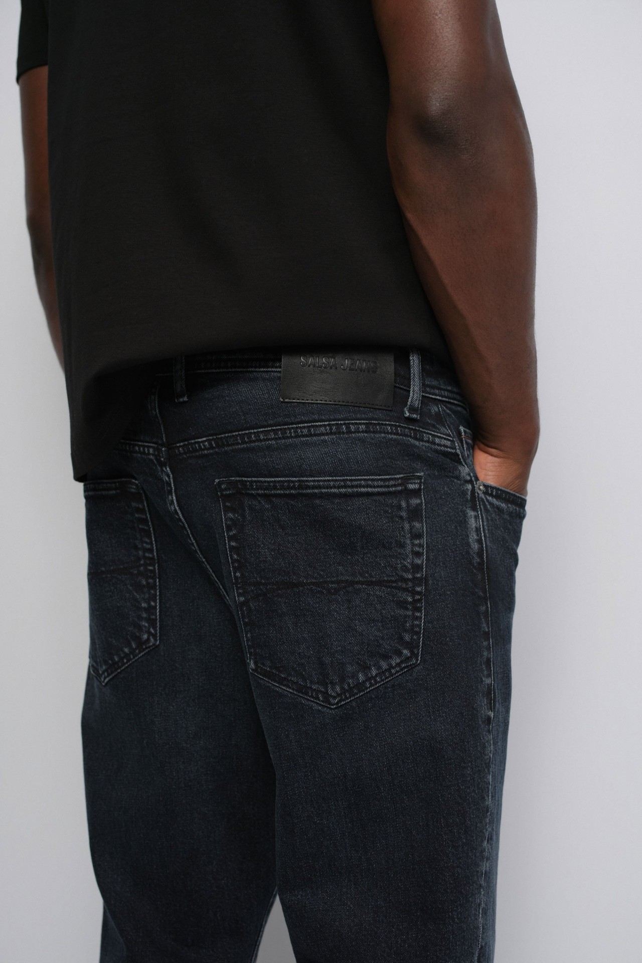 TAPERED FIT JEANS