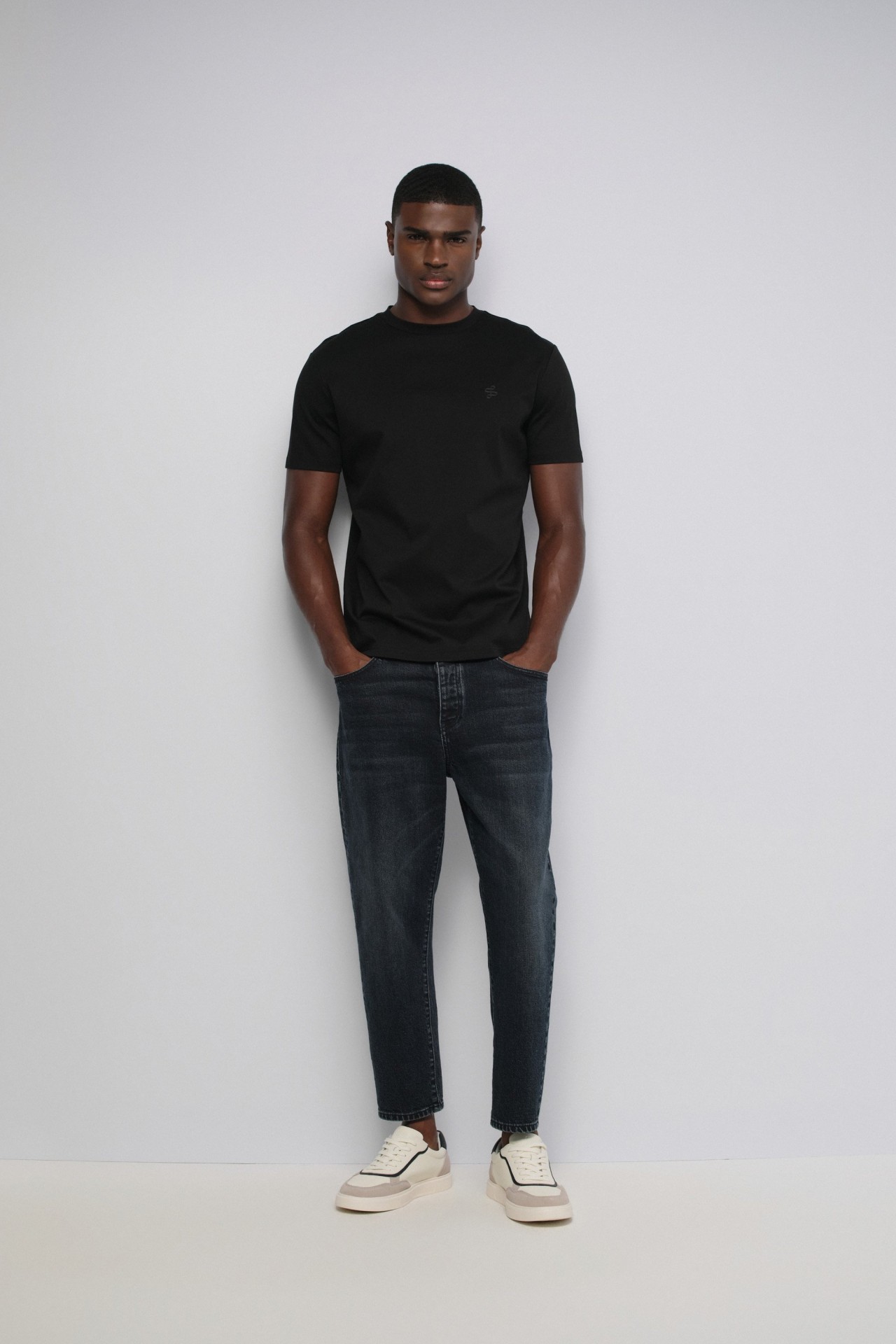 TAPERED FIT JEANS