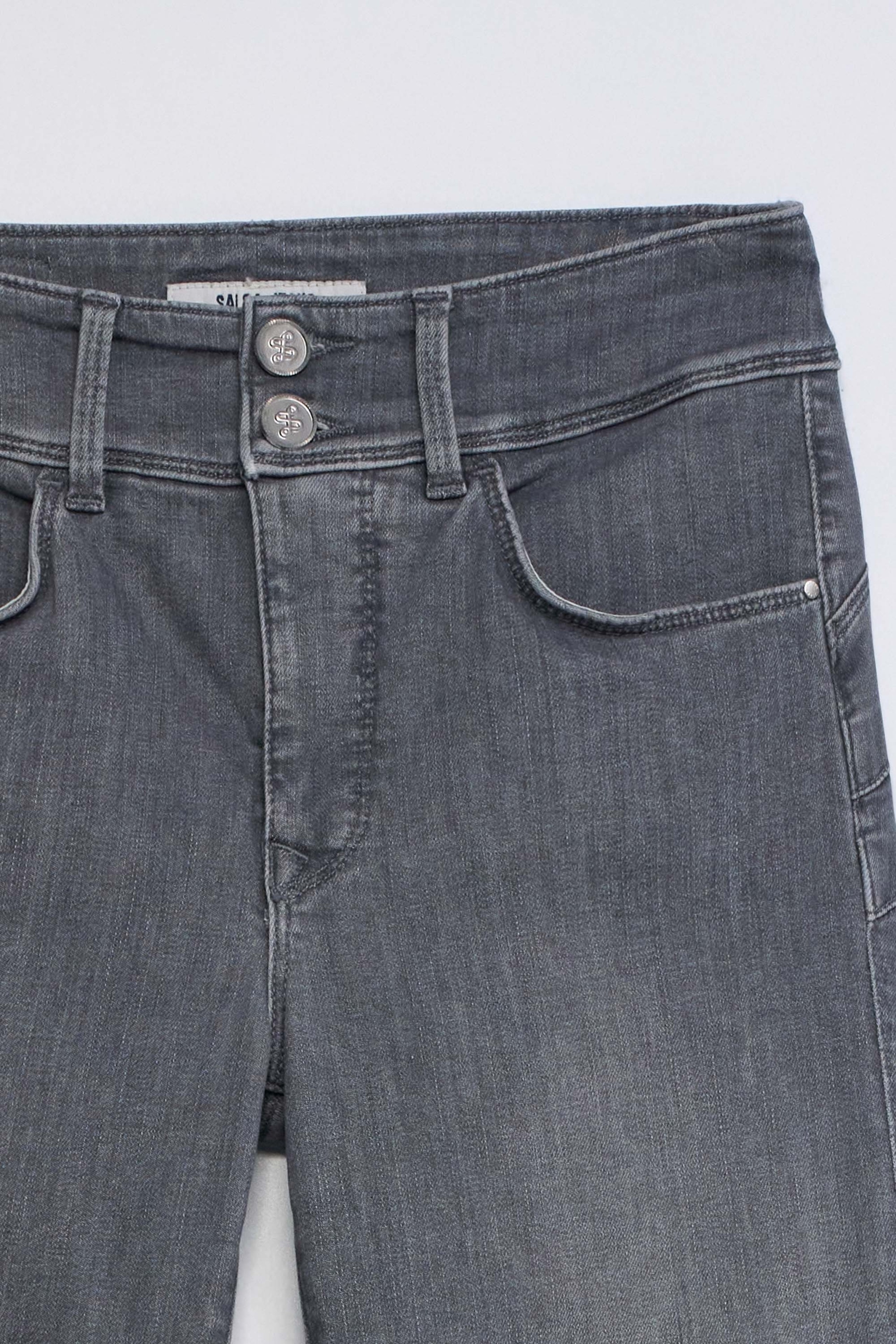 SECRET PUSH IN STRAIGHT JEANS