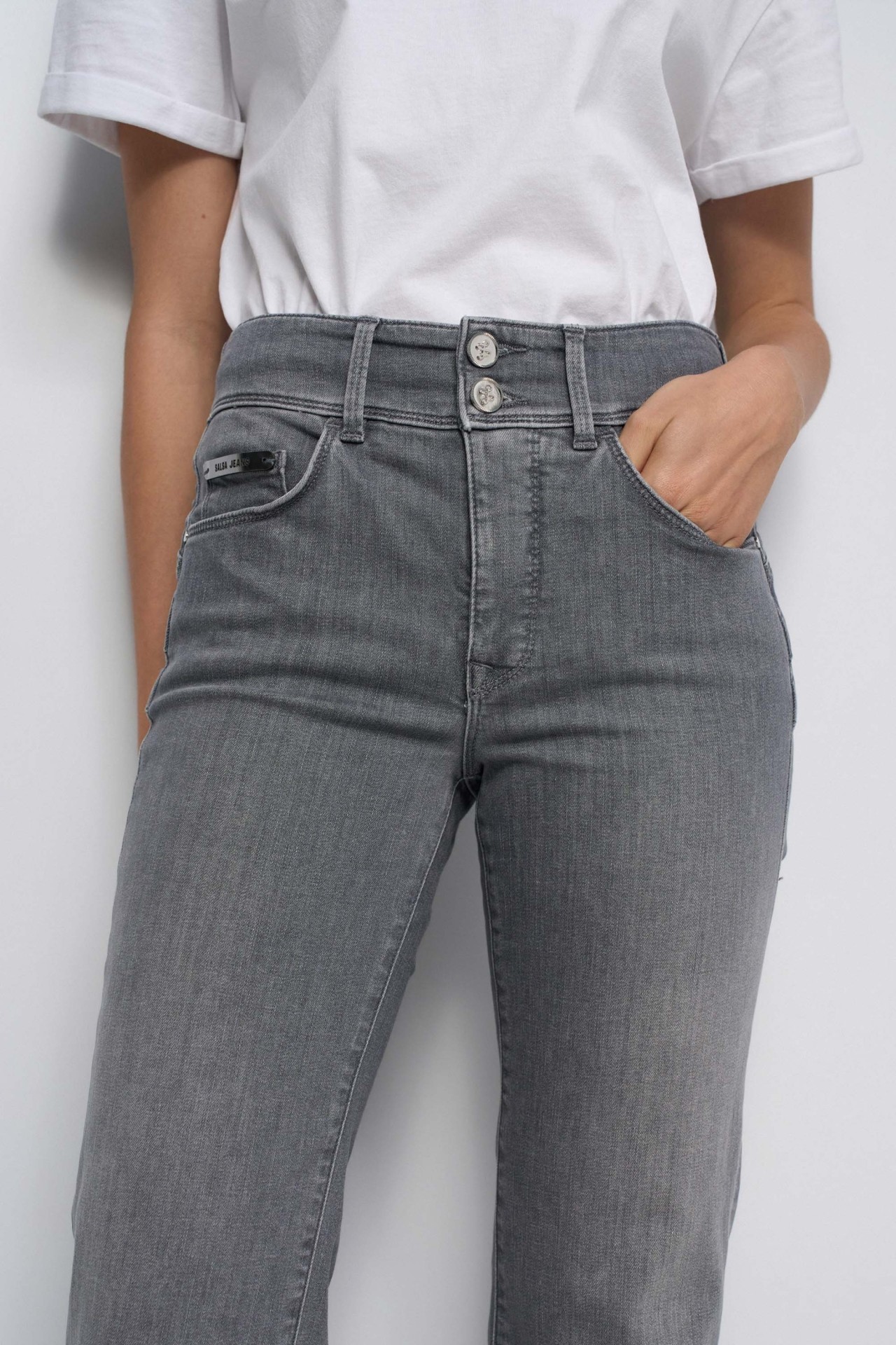 SECRET PUSH IN STRAIGHT JEANS