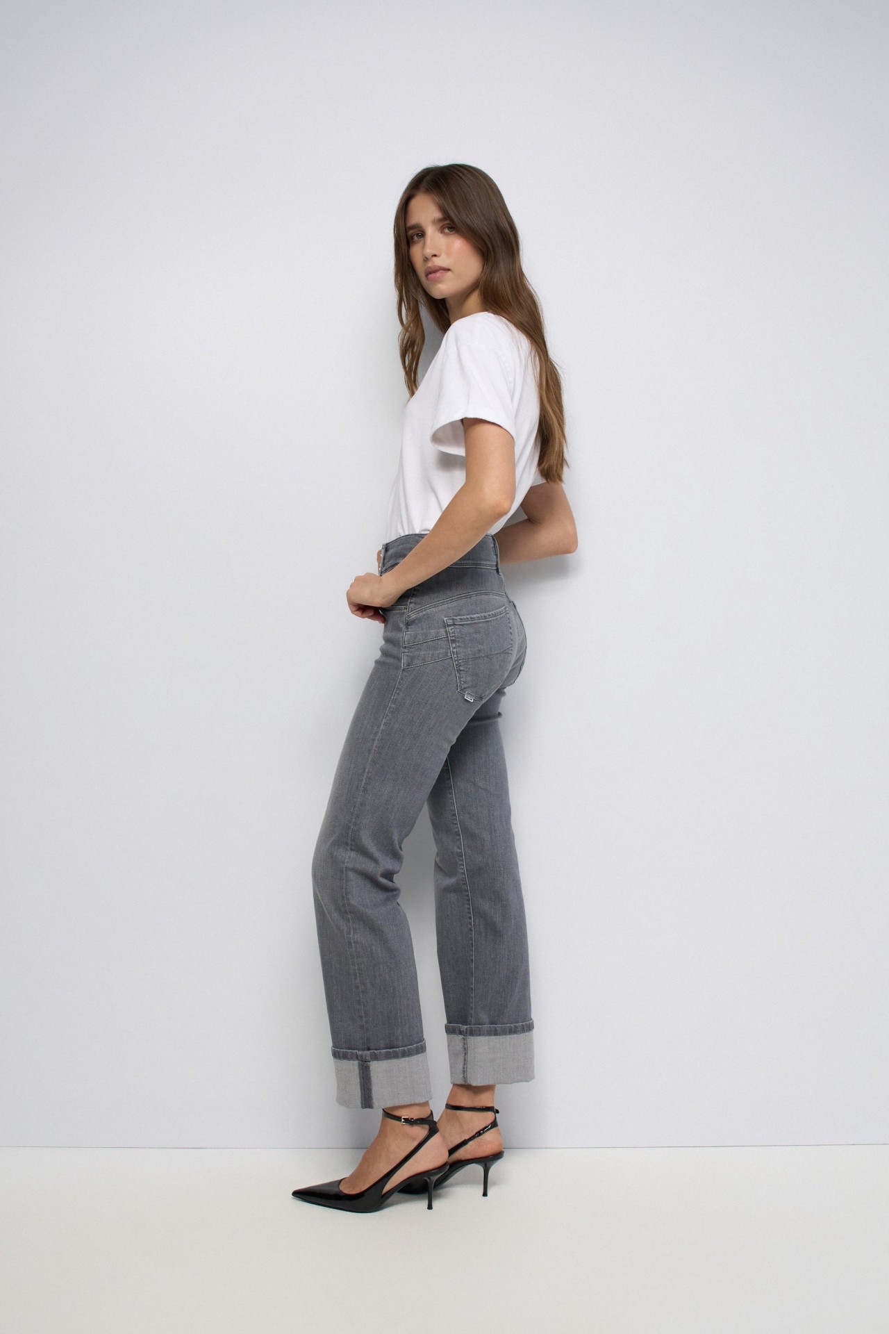 SECRET PUSH IN STRAIGHT JEANS